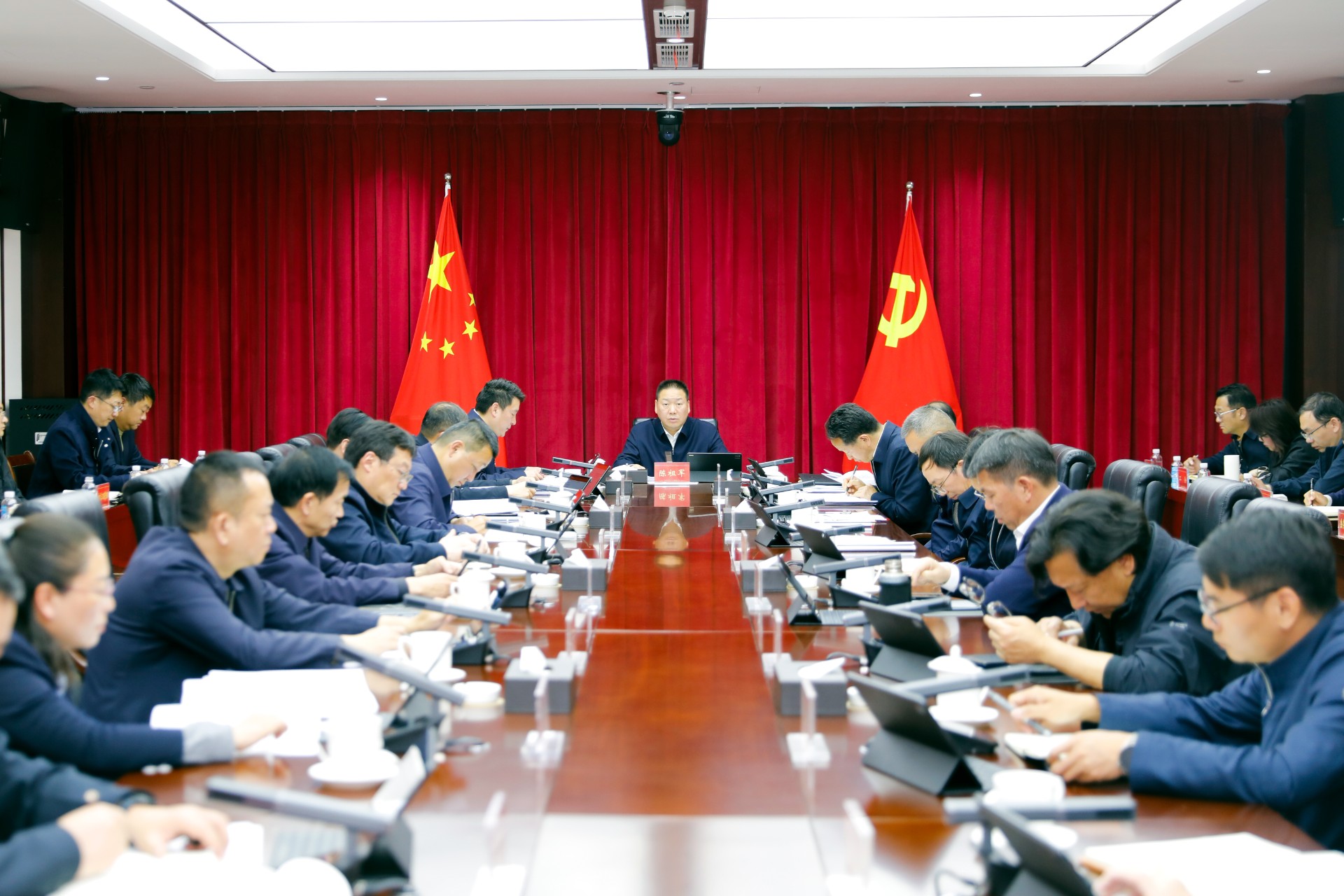 总党委理论学习中心组举行集中学习会议 认真学习领会习近平总书记关于树立和践行正确政绩观的重要论述