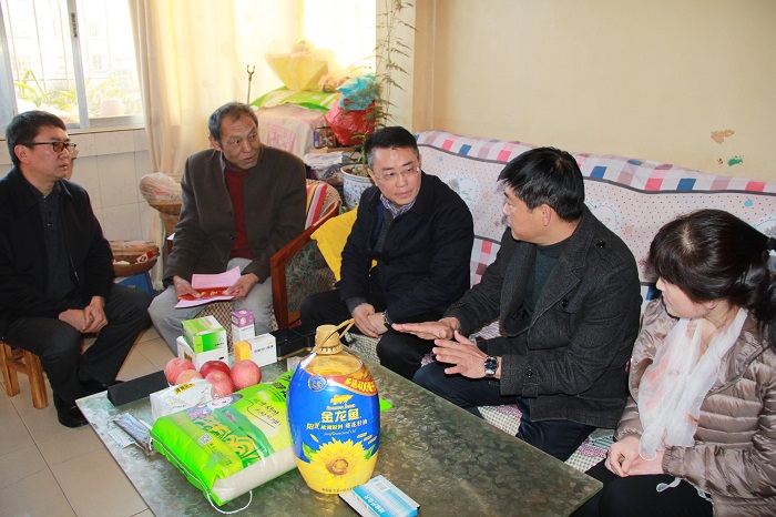 张骏看望慰问总退休老领导及三公司困难党员和职工